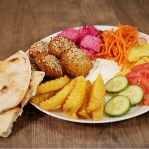 Фалафель на тарелке