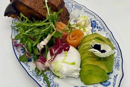 Бриошь с лососем, яйцо пашот, авокадо