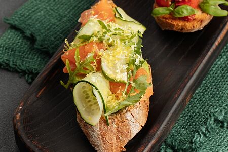 Брускетта с лососем и авокадо