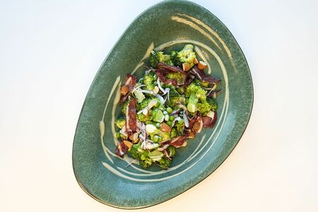 Теплый салат из брокколи с зеленым горошком