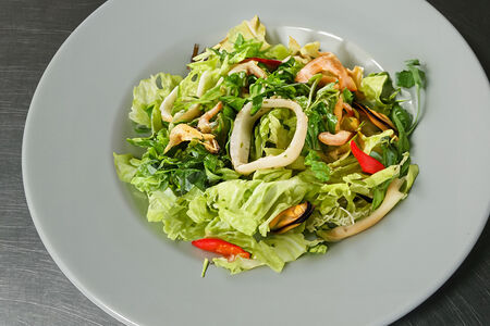 Теплый салат с морепродуктами