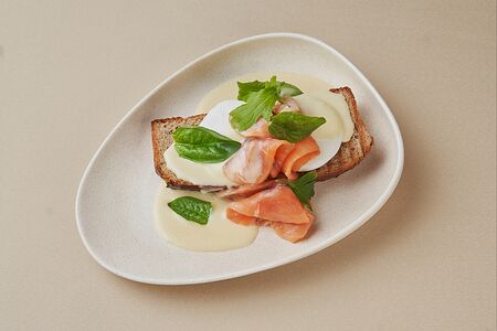 Тост с лососем и яйцом пашот