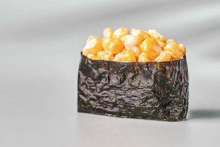 Гункан с кукурузой