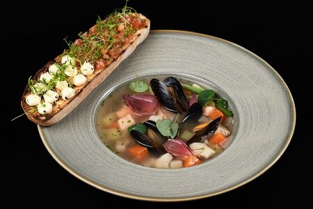 Уха из лосося и трески с морепродуктами