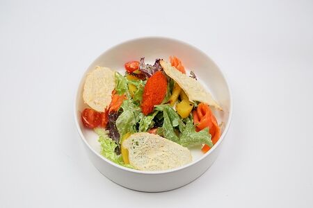 Микс-салат с форелью, яйцом пашот и солёный творог