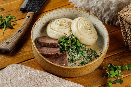 Слоеный хинкал с томлеными щечками и соусом сотолия