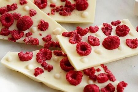 Белый шоколад с сублимированной малиной и фисташкой