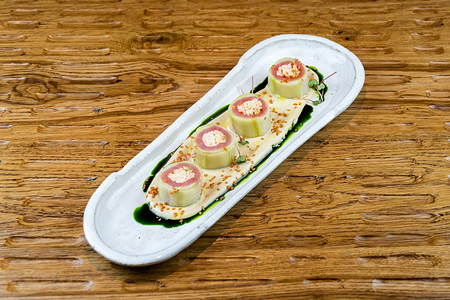 Ролл тунец, маринованный огурец, снежный краб, айоли угорь