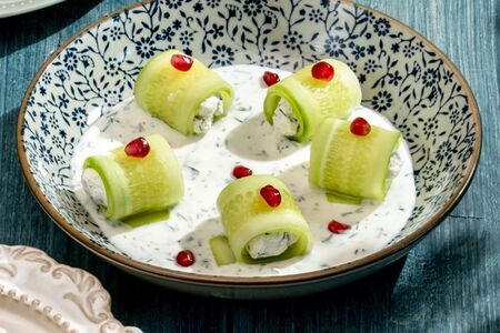 Рулетики из огурца с сыром