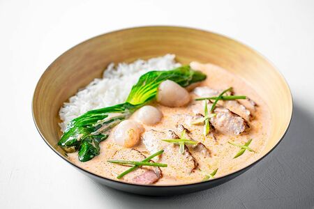 Тайское карри с уткой и личи