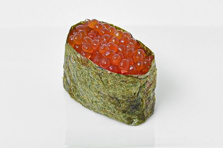 Гункан с лососевой икрой