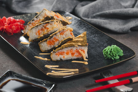 Сэндвич с лососем, крабом и спайси-соусом