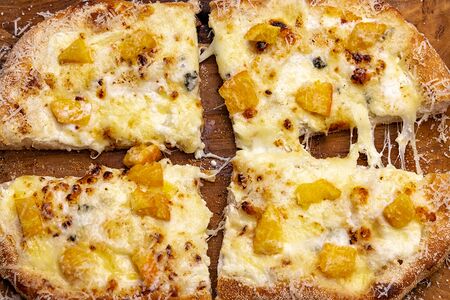 С моцареллой, горгонзолой, пармезаном и клубникой