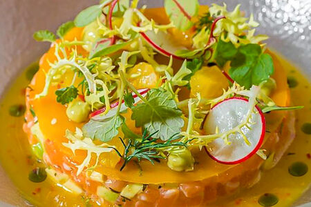 Тартар из лосося с соусом манго-понзу