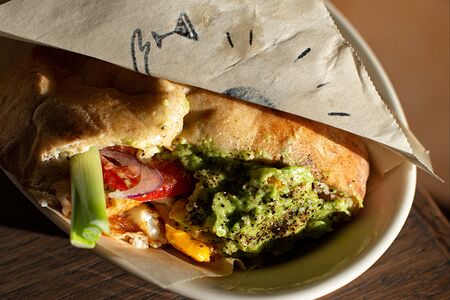 Пита завтрак с яйцом