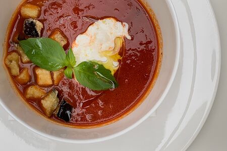 Томатный суп со страчателлой и баклажаном