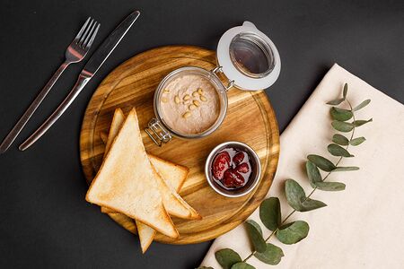 Куриный паштет с клубничным джемом и хрустящими тостами