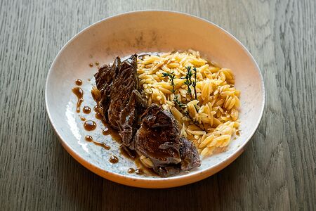 Говяжьи щечки с орзо