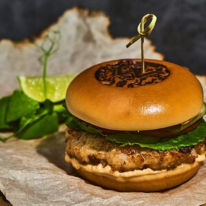 Бургер с креветками и авокадо