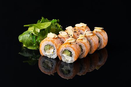 Ролл с карамельным лососем и угрем