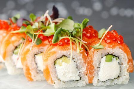 Филадельфия с лососем и красной икрой