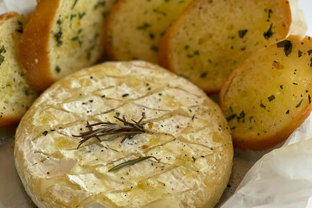 Запеченный сыр Камамбер с гренками