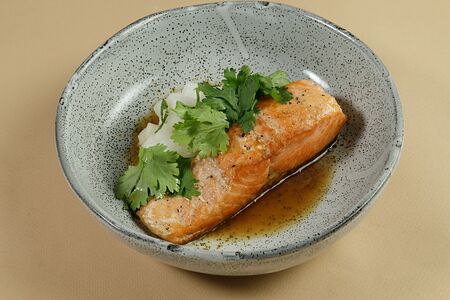 Срейк из форели с сальсой из дыни и свежей мяты с соусом понзу