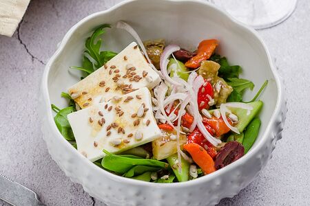 Греческий со свежими и печёными овощами и сыром фета