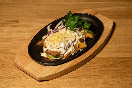 Морской окунь в грибном соусе с картофелем