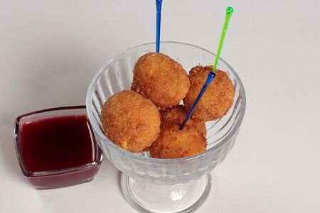Сырные шарики с ягодным соусом