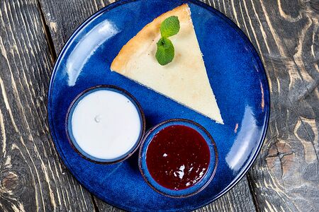 Творожная запеканка со сметаной и джемом