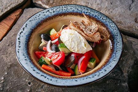 Салат из овощей с греческим сыром