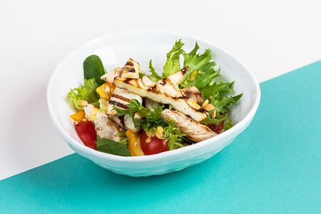 Салат с цыпленком и жареным сыром