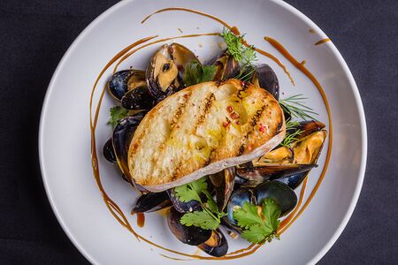 Мидии в сливочно-винном соусе