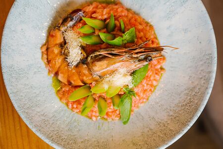 Ризони с тигровой креветкой и спаржей