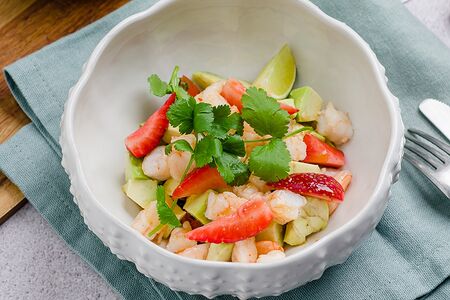 Тигровые креветки с авокадо, узбекскими томатами ии клубникой