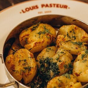 Молодой картофель с укропом на компанию