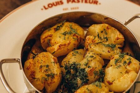 Молодой картофель с укропом