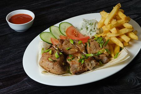 Шашлык со cвинoй шейкой и картофель фри