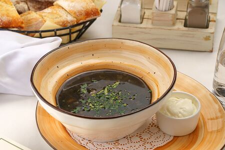 Грибной суп с перловой крупой и сметаной