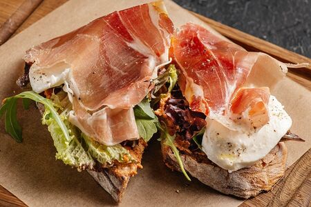 Брускетта с прошутто