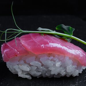 Суши с тунцом