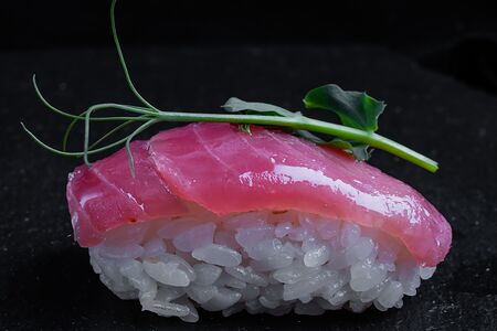 Суши с тунцом