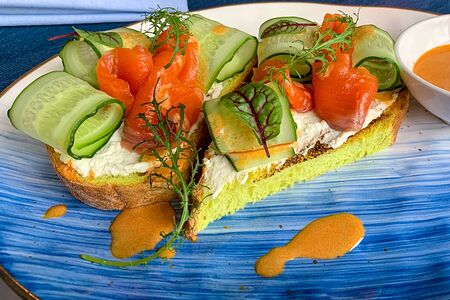 Брускетта с лососем