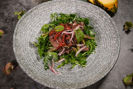 Салат с теплой говядиной