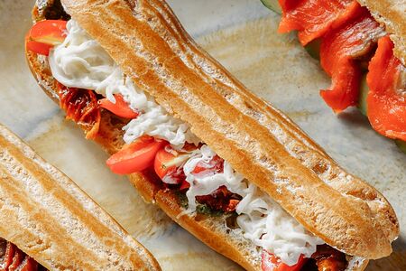 Эклер с вялеными томатами