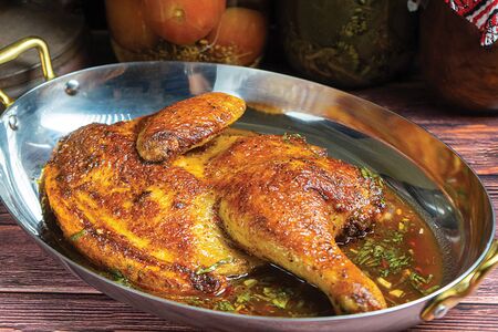 Половина цыпленка с мясным соусом