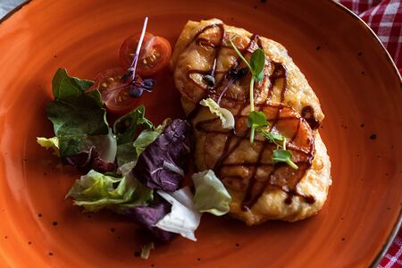 Куриная отбивная по-ленинградски под шапкой