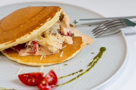 Панкейки с курицей и грибами в сливочном соусе