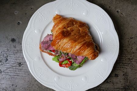 Круассан, ростбиф, соус тоннато, перец рамиро
